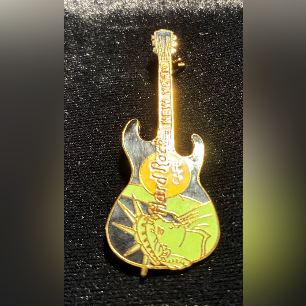 Hard Rock Café New York Guitar Pin 🎸 Statue of Liberty Collectible